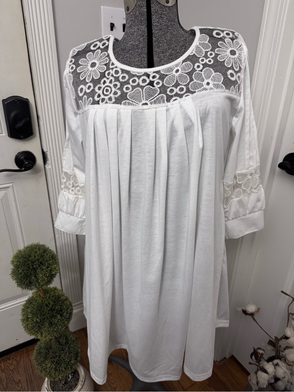 Women’s Reborn White Lace Yoke Floral Embroidery Women's Mini Dress Large NWT